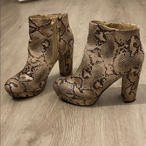 Serpent heeled boots 🖤